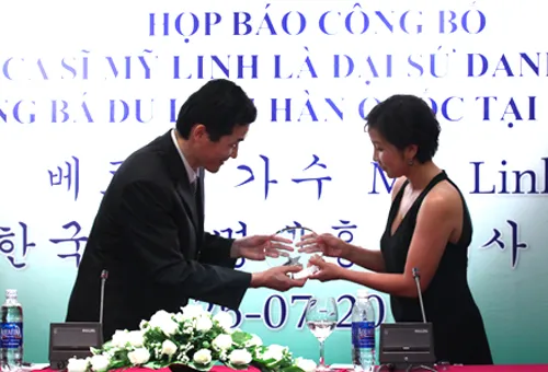 Mỹ Linh nhận danh hiệu Đại sứ danh dự từ trưởng đại diện Tổng cục du lịch Hàn Quốc