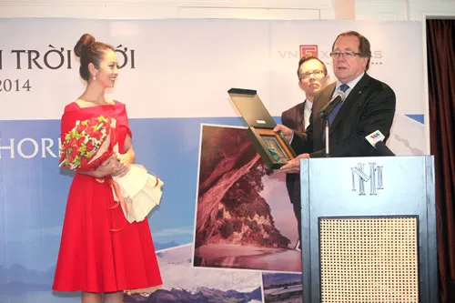 Jennifer được trao danh hiệu Đại sứ Du lịch New Zealand chiều ngày 26/3