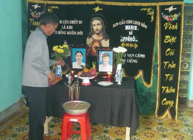 Bàn thờ hai mẹ con chị Sáng. Bàn thờ hai mẹ con chị Sáng.