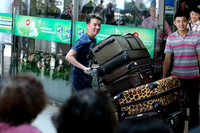 Đàm Vĩnh Hưng vốn chuẩn bị khá nhiều đồ mỗi khi có chuyến lưu diễn. Vóc dáng nhỏ nhắn của Mr Đàm từng “lọt thỏm” trong số va li chất lên xe đẩy.