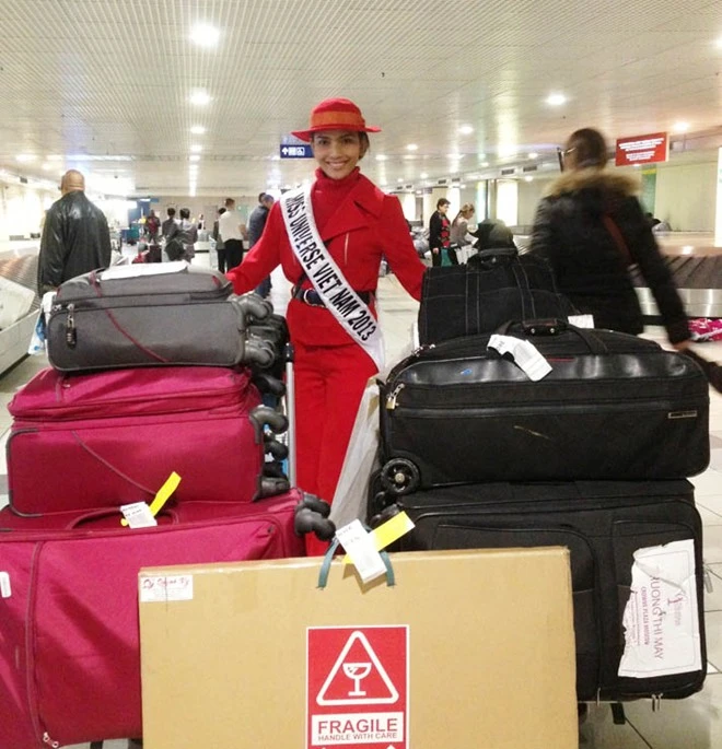 Tại phi trường, người đẹp Trương Thị May không chỉ nổi bật nhờ trang phục mà còn vì số hành lý khổng lồ cần tới vài người quản lý mà cô mang theo cho cuộc thi Miss Universe 2013.