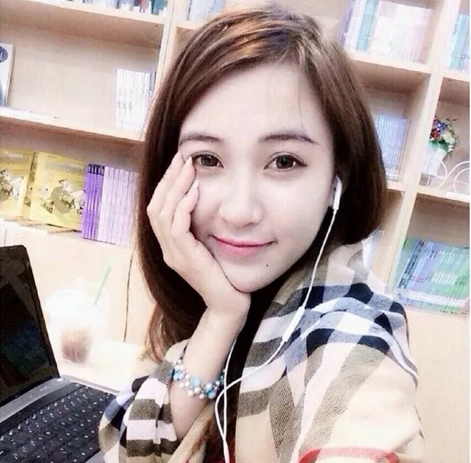 Vừa qua cư dân mạng lại tiếp tục chia sẻ những hình ảnh xinh đẹp của một cô giáo, dạy trường Quốc tế Việt - Úc.