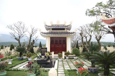 Tọa lạc trên khuôn viên rộng 98 héc-ta tại huyện Kỳ Sơn – tỉnh Hòa Bình, cách trung tâm Hà Nội 52 km, Công viên nghĩa trang Lạc Hồng Viên nằm trên 9 quả đồi mang hình dáng một con rùa khổng lồ đang bơi cùng 9 con suối tự nhiên, tượng trưng cho một đời người khi trở về nơi 9 suối. Tọa lạc trên khuôn viên rộng 98 hécta tại huyện Kỳ Sơn – tỉnh Hòa Bình, cách trung tâm Hà Nội 52 km, Công viên nghĩa trang Lạc Hồng Viên được xem là Sơn Thủy hữu tình bậc nhất hiện nay. Toàn cảnh của Lạc Hồng Viên được nằm trên 9 quả đồi mang hình dáng một con rùa khổng lồ đang bơi cùng 9 con suối tự nhiên tượng trưng cho một đời người khi trở về nơi 9 suối.