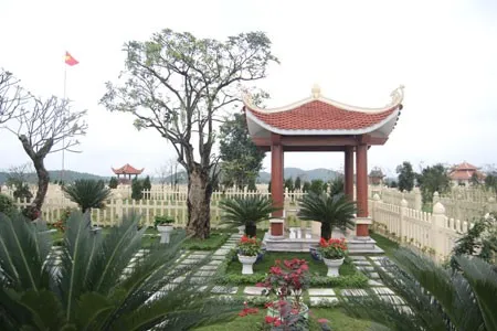 Lạc Hồng Viên được quy hoạch xây dựng thành một siêu Công viên Nghĩa trang đẹp nhất Việt Nam. Trong khuôn viên của Lạc Hồng Viên được quy hoạch, thiết kế đạt tiêu chuẩn như một công viên, với các yếu tố cảnh quan và môi trường, thiên nhiên với 9 dòng suối, những dải cây xanh, những khu vườn như Thiên đàng, Địa đàng, những thảm cỏ, khu nhà chờ và với tòa Bảo tháp 9 tầng. Lạc Hồng Viên được quy hoạch xây dựng thành một siêu Công viên Nghĩa trang đẹp nhất Việt Nam, nhằm làm thay đổi cách nhìn và tư duy về nghĩa trang chỉ đơn thuần là nơi chôn cất. Trong khuôn viên của Lạc Hồng Viên được quy hoạch, thiết kế đạt tiêu chuẩn như một công viên, với các yếu tố cảnh quan và môi trường, thiên nhiên với 9 dòng suối, những dải cây xanh, những khu vườn như Thiên đàng, Địa đàng, những thảm cỏ, khu nhà chờ và với tòa Bảo tháp 9 tầng.