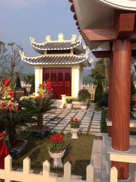 Theo BQL Lạc Hồng Viên, thời gian gần đây, việc mua một suất đất nghĩa trang để làm quà tặng cho ông bà, cha mẹ tuổi xế chiều đã và đang trở thành một hiện tượng khá lạ và cũng khá phổ biến trên thị trường bất động sản ở Việt Nam. Theo BQL Lạc Hồng Viên, thời gian gần đây, việc mua một suất đất nghĩa trang để làm quà tặng cho ông bà, cha mẹ tuổi xế chiều đã và đang trở thành một hiện tượng khá lạ và cũng khá phổ biến trên thị trường bất động sản ở Việt Nam. Tiết Thanh Minh (mùng 3/3 âm lịch) tới đây là một ví dụ. Để đáp ứng cho nhu cầu ngày càng nhiều này, Lạc Hồng Viên còn bố trí xe đưa đón cho khách lên thăm quan khu Công viên.