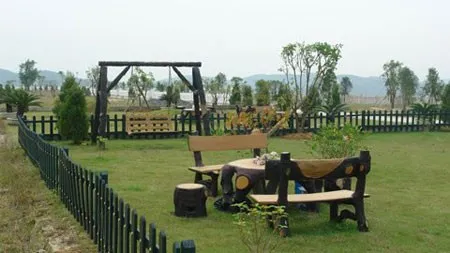 Do diện tích của những ngôi mộ này rộng tới 200 m2 nên chủ nhân cũng có nhiều ý tưởng thiết kế để các phần mộ bớt đi sự lạnh lẽo, mà thay vào đó là cảm giác thư thái như đang ở trong công viên. Do diện tích của những ngôi mộ này rộng tới 200 m2 nên chủ nhân cũng có nhiều ý tưởng thiết kế để các phần mộ bớt đi sự lạnh lẽo, mà thay vào đó là cảm giác thư thái như đang ở trong công viên vậy.