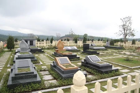 Ngoài những ngôi mộ "đại gia", Lạc Hồng Viên còn có những dịch vụ bình dân khác. Ngoài những ngôi mộ