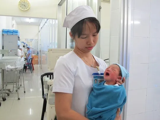 Bé trai được các bác sĩ chăm sóc và rất khỏe mạnh. Bé trai đang được các bác sĩ chăm sóc và rất khỏe mạnh.