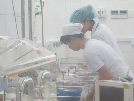 Các điều dưỡng đang chăm sóc bé trai, con sản phụ đẻ rơi. Các điều dưỡng đang chăm sóc bé trai, con sản phụ đẻ rơi.