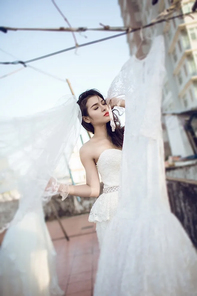 Xu hướng peplum trong thời trang catwalk được vận dụng trong thiết kế áo cưới giúp vòng 3 của các cô dâu thêm đầy đặn và quyến rũ. Nhập mô tả cho ảnh