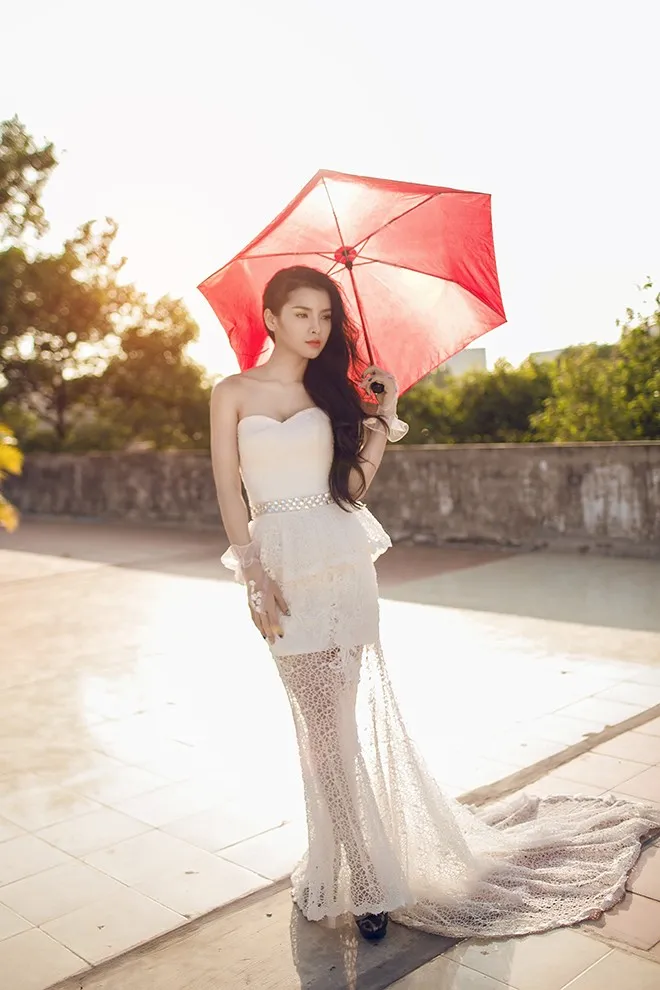 Bộ ảnh được thực hiện với sự hỗ trợ của chuyên gia trang điểm và áo cưới Phạm Hùng. Nhập mô tả cho ảnh