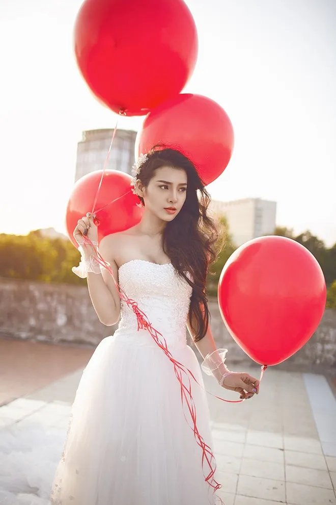 Trong bộ ảnh mới, cựu thành viên nhóm nhạc nữ Amigo G chọn mẫu váy cưới màu trắng với lớp voan dài đính hoa li ti, mang đến vẻ đẹp tinh khôi như nàng công chúa trong truyện cổ tích. Nhập mô tả cho ảnh