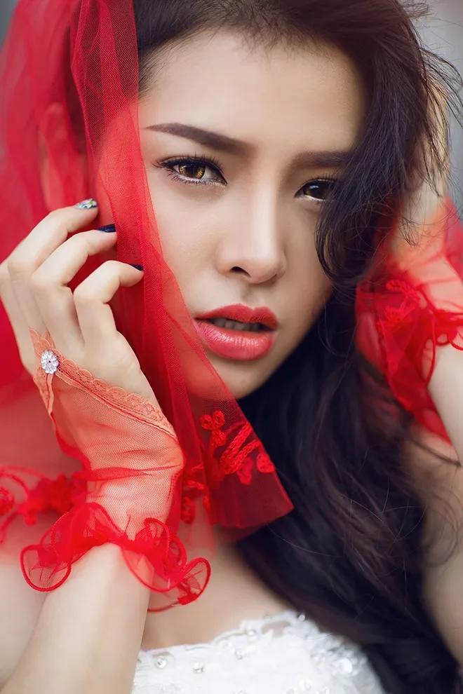 Sắc môi đỏ tươi giúp cô dâu tăng thêm nét quyến rũ. Nhập mô tả cho ảnh