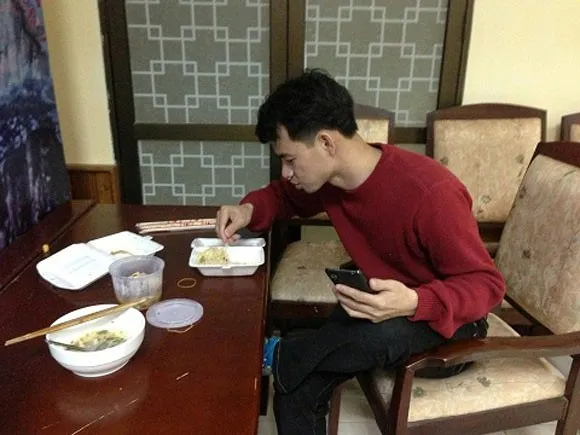 Uyên Linh vừa tranh thủ ăn chén cơm vừa nói chuyện với Phan Anh sau hậu trường Vietnam Idol .