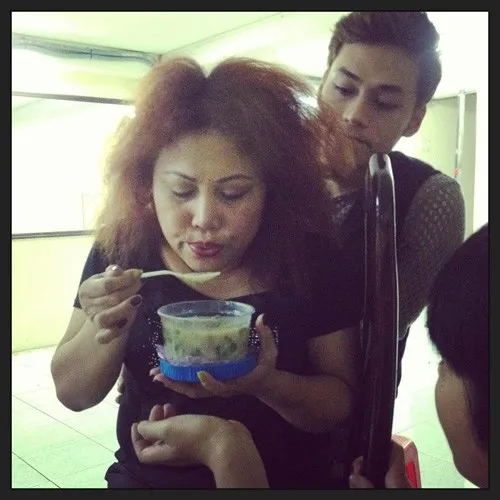 Siu Black vì quá mệt do quay hình nên chỉ có thể ăn được cháo loãng khi được nghỉ giữa giờ.