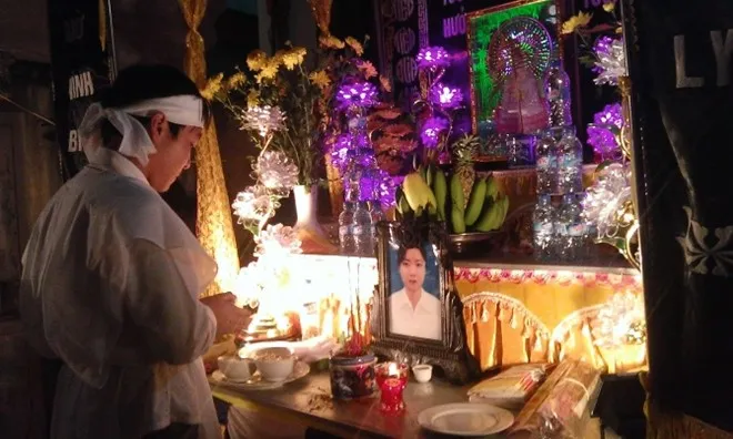 Con trai 16 tuổi của chị Thúy trước di ảnh mẹ