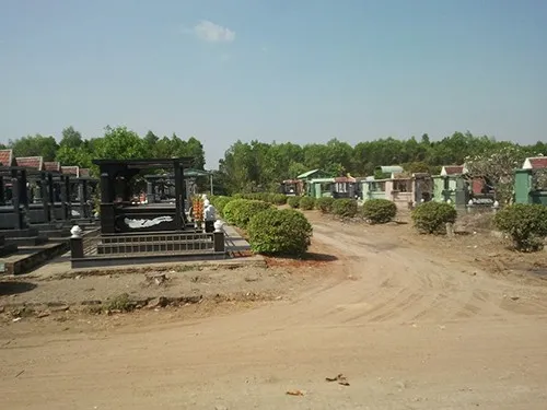 Người dân thị xã Đồng Xoài không còn được quyền chọn lựa đơn vị xây mộ cho thân nhân. Người dân thị xã Đồng Xoài, tỉnh Bình Phước không còn được quyền chọn lựa đơn vị xây mộ cho thân nhân qua đời.