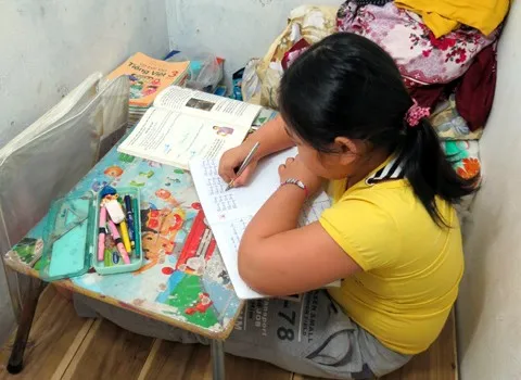 Bé H. bị mẹ giam trong "lô cốt" xây giữa nhà. Bé H. bị mẹ giam trong