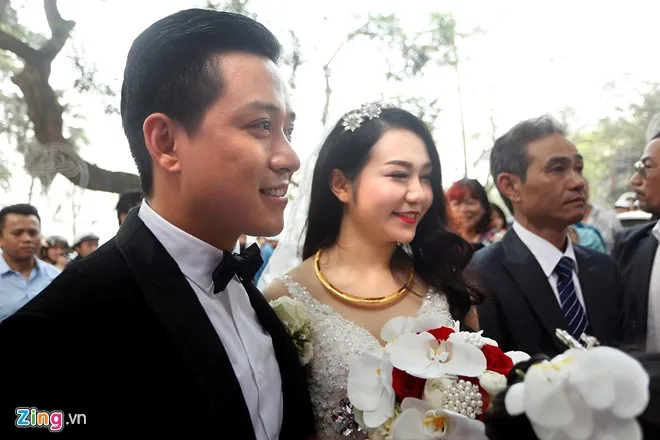 Hot girl Hà thành - Hương Baby - rạng rỡ bên chú rể Tuấn Hưng trong lễ rước dâu. 