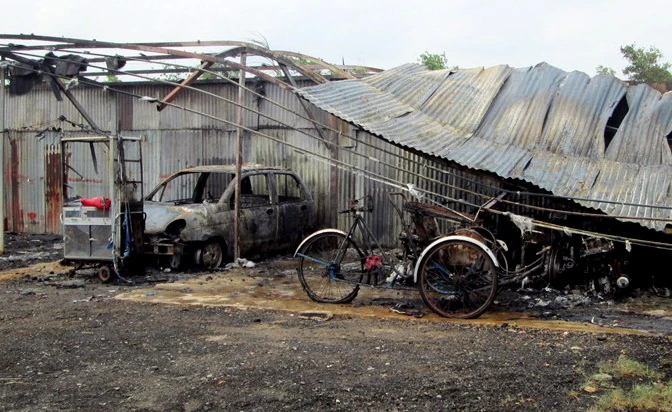 Hàng trăm xe bị thiêu rụi tại bãi giữ xe ảnh 3