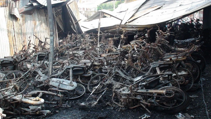 Hàng trăm xe bị thiêu rụi tại bãi giữ xe ảnh 5