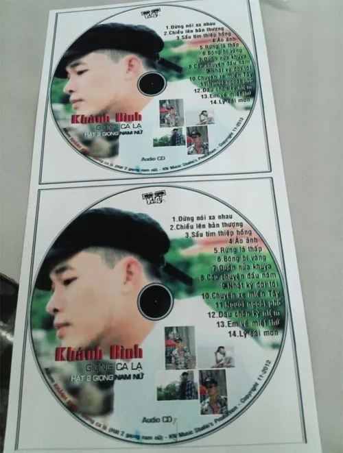 Đĩa CD tổng hợp các ca khúc hát giả giọng nữ của Khánh Bình. Đĩa CD tổng hợp các ca khúc hát giả giọng nữ của Khánh Bình.