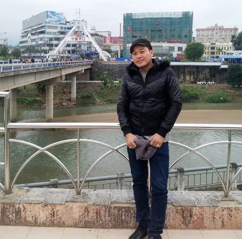 Khánh Bình đam mê ca hát và anh được khá nhiều các fan ủng hộ sau khi đăng tải các clip lên mạng. Khánh Bình đam mê ca hát và anh được khá nhiều các fan ủng hộ sau khi đăng tải các clip lên mạng.