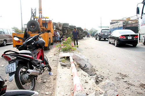 Xe tải chở gỗ lật nhào, Quốc lộ 1A ùn tắc nghiêm trọng ảnh 2 Xe tải chở gỗ lật nhào, Quốc lộ 1A ùn tắc nghiêm trọng ảnh 2