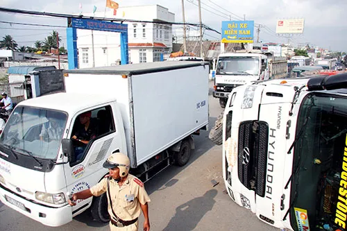 Xe tải chở gỗ lật nhào, Quốc lộ 1A ùn tắc nghiêm trọng ảnh 3