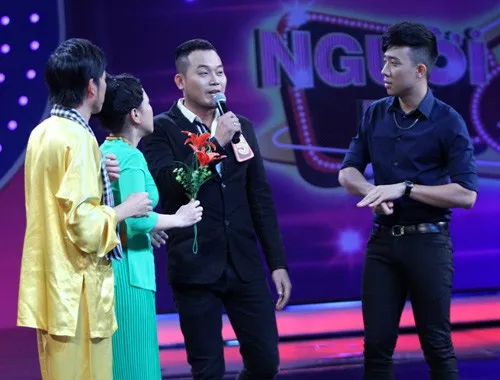 Khánh Bình trên sân khấu Người bí ẩn. Khánh Bình trên sân khấu Người bí ẩn.