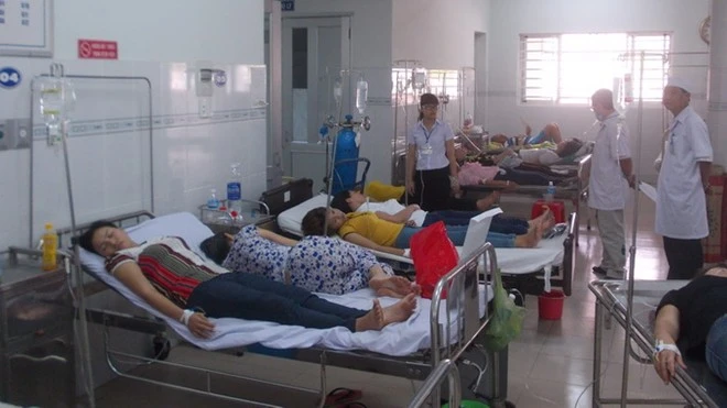 Các công nhân bị ngộ độc khí gas nằm viện cấp cứu.