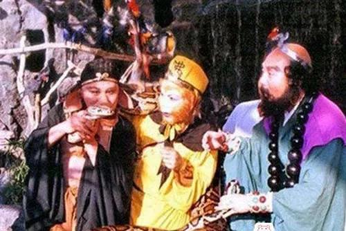 Khi thấy diễn viên đóng Trư Bát Giới chơi với rắn, "Sa Tăng" nói: "Nhị sư huynh, cẩn thận đấy, không đùa được đâu, cẩn thận bị rắn cắn đấy". Còn Lục Tiểu Linh Đồng thì nói: "Trò gì thế, hay nhỉ, cho tớ chơi với, Bát Giới để anh chơi chút". t13-2573-1396864372.jpg