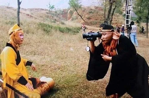 Bát Giới (Mã Đức Hoa đóng) quay hình cho sư huynh. t3-4637-1396864371.jpg