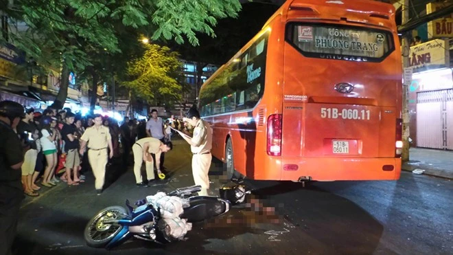 Vụ việc gây hiếu kì cho nhiều người dân khiến giao thông qua khu vực hiện trường bị ùn tắt nghiêm trọng. Lực lượng công an địa phương, cảnh sát 11 và CSGT quận 1 đã đến phong tỏa hai đầu đường Phạm Viết Chánh, thực hiện công tác khám nghiệm và điều tra vụ việc.