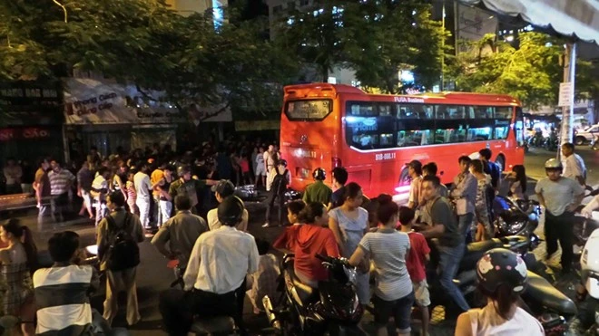 Đến gần 0h, hiện trường vụ tai nạn vẫn chưa được giải quyết xong. Lúc này tại hiện trường có hàng trăm người dân hiếu kì kéo đến xem khiến khu vực này rất lộn xộn.