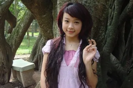 Huyền Baby nổi bật với thời trang tóc uốn phồng đuôi và lối trang điểm tự nhiên những năm 2008. Nhập mô tả cho ảnh