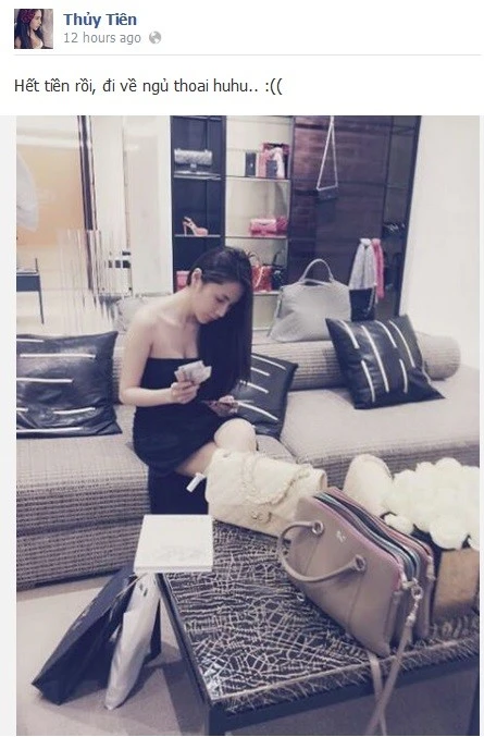 Thủy Tiên bị ném đá vì khoe ảnh ngồi đếm tiền giữa đống đồ hàng hiệu và than vãn hết tiền. 
