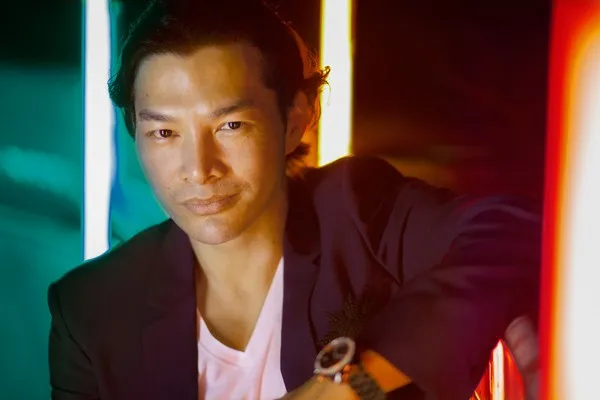 Về phía Trần Bảo Sơn, trước khi gây ấn tượng với phim ảnh, anh là một doanh nhân có tiếng và thành đạt. Gia đình lớn của Trần Bảo Sơn định cư ở New York, anh là Tổng Giám đốc kiêm Chủ tịch HĐQT một tập đoàn lớn và kinh doanh siêu thị, dược phẩm. 