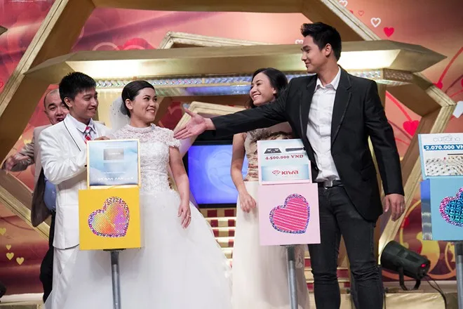 Cũng trong chương trình, Baggio và Quỳnh Trâm còn phải tham gia một trò chơi nhỏ cùng đôi vợ chồng khác. Nhập mô tả cho ảnh