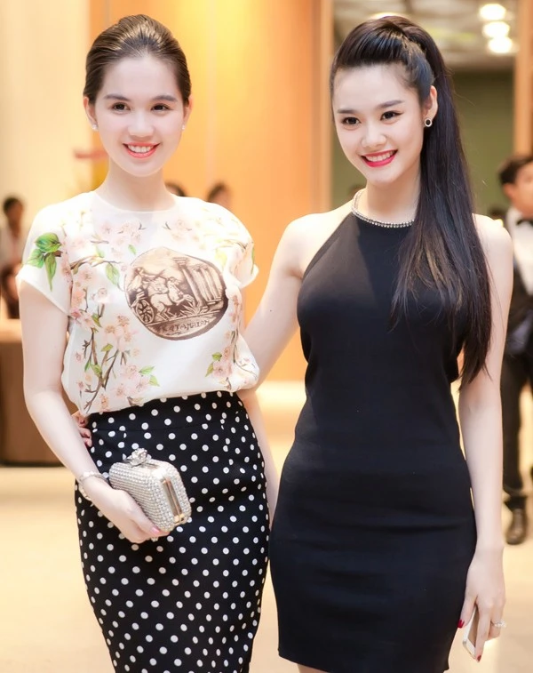 Hơn 1 năm trở lại đây, sau khi gia nhập công ty Venus của ông bầu Khắc Tiệp, chân dài Linh Chi (phải) liên tục xuất hiện bên Ngọc Trinh như cặp chị em, đặc biệt khá ăn ý trong phong cách thời trang ngọt ngào. Cô được Khắc Tiệp đầu tư xây dựng hình tượng người mẫu ảnh trong sáng, nữ tính. Chỉ trong thời gian ngắn, Linh Chi đã quen mặt trong giới sao dự sự kiện. Hơn 1 năm trở lại đây, sau khi gia nhập công ty Venus của ông bầu Khắc Tiệp, chân dài Linh Chi liên tục xuất hiện bên Ngọc Trinh như cặp chị em, đặc biệt khá ăn ý trong phong cách thời trang ngọt ngào. Cô được Khắc Tiệp đầu tư xây dựng hình tượng người mẫu ảnh trong sáng, nữ tính. Chỉ trong thời gian ngắn, Linh Chi đã quen mặt trong giới sao dự sự kiện.