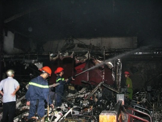 Hàng trăm xe máy phía trong đại lý bị cháy.