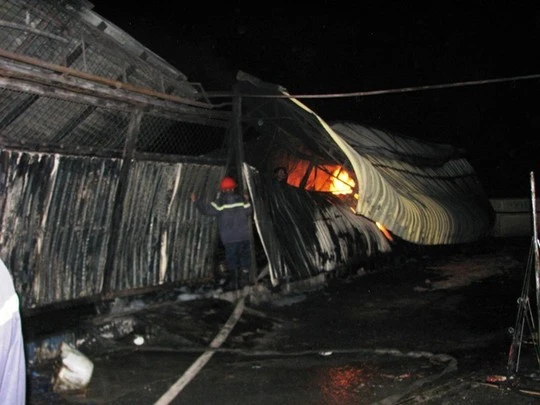 Trong khi vụ cháy xảy ra, hàng ngàn người dân và xe máy tụ tập trên Quốc lộ 13 theo dõi đã khiến giao thông ách tắc. Lực lượng CSGT được điều đến giải tỏa, phân luồng.