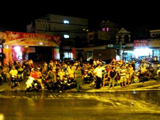 Người dân tụ tập rất đông trên Quốc lộ 13 theo dõi vụ cháy.