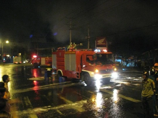 Nguyên nhân vụ cháy đang được điều tra nhưng các nhân chứng phỏng đoán do chập điện. Người dân địa phương cho biết chiều 25-4, tại khu vực trên xảy ra một trận lốc xoáy nhỏ khiến hệ thống điện công cộng gặp trục trặc.