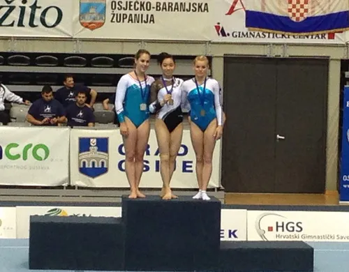 Phan Thị Hà Thanh trên bục nhận huy chương