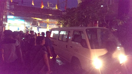 Th thể nạn nhân được chuyển đi khám nghiệm&nbsp;