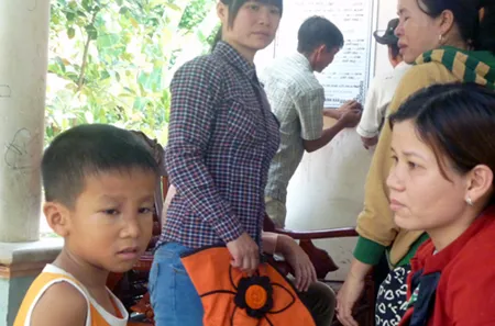 Cháu Trần Văn Trường còn quá nhỏ để cảm nhận được nỗi đau khi người mẹ ra đi