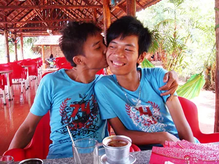 Xôn xao đám cưới đồng tính