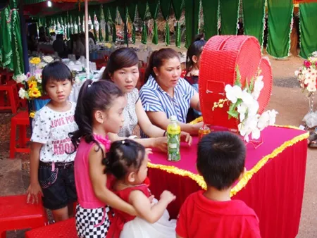 Thùng đựng thiệp khách tới dự cưới