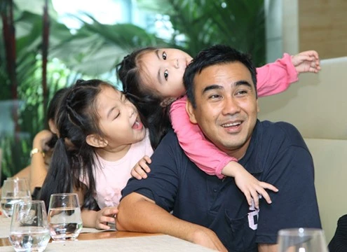 Quyền Linh có cuộc sống hạnh phúc và viên mãn bên gia đình. Quyền Linh có cuộc sống hạnh phúc và viên mãn bên gia đình.